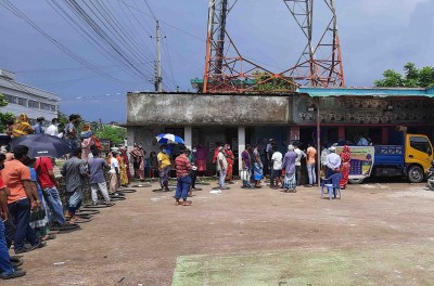 বাগেরহাটে লকডাউনে টিসিবির পন্য কিনতে ভীড়